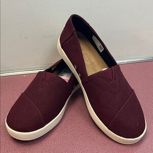 TOMS slip on Avalon sneakers.Burgundy color canvas,comfort insoles. NWOT. Size 8